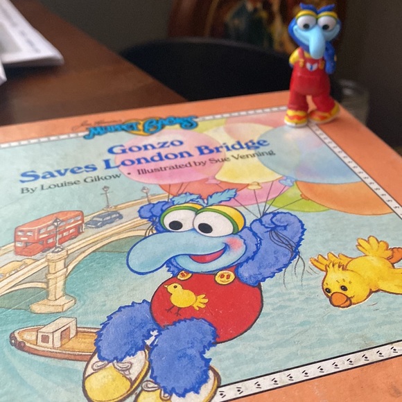 Muppet Babies Gonzo saves London Bridge hard back book With gonzo figurine - Picture 2 of 3